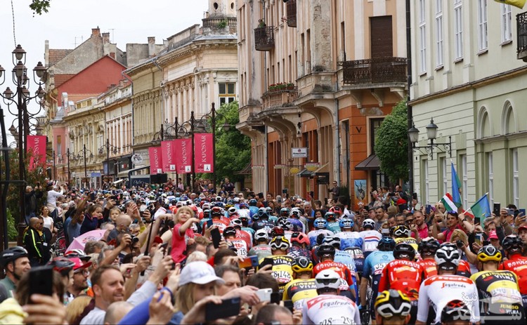 مسابقات تور بین المللی دوچرخه سواری در مجارستان/ خبرگزاری فرانسه