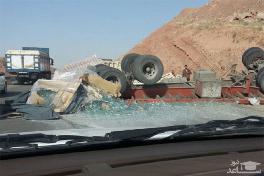 (فیلم) تصادف هولناک تریلی حامل چندین دستگاه پژو پارس در شیراز