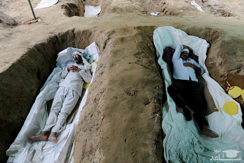 خوابیدن دو مرد داخل قبر