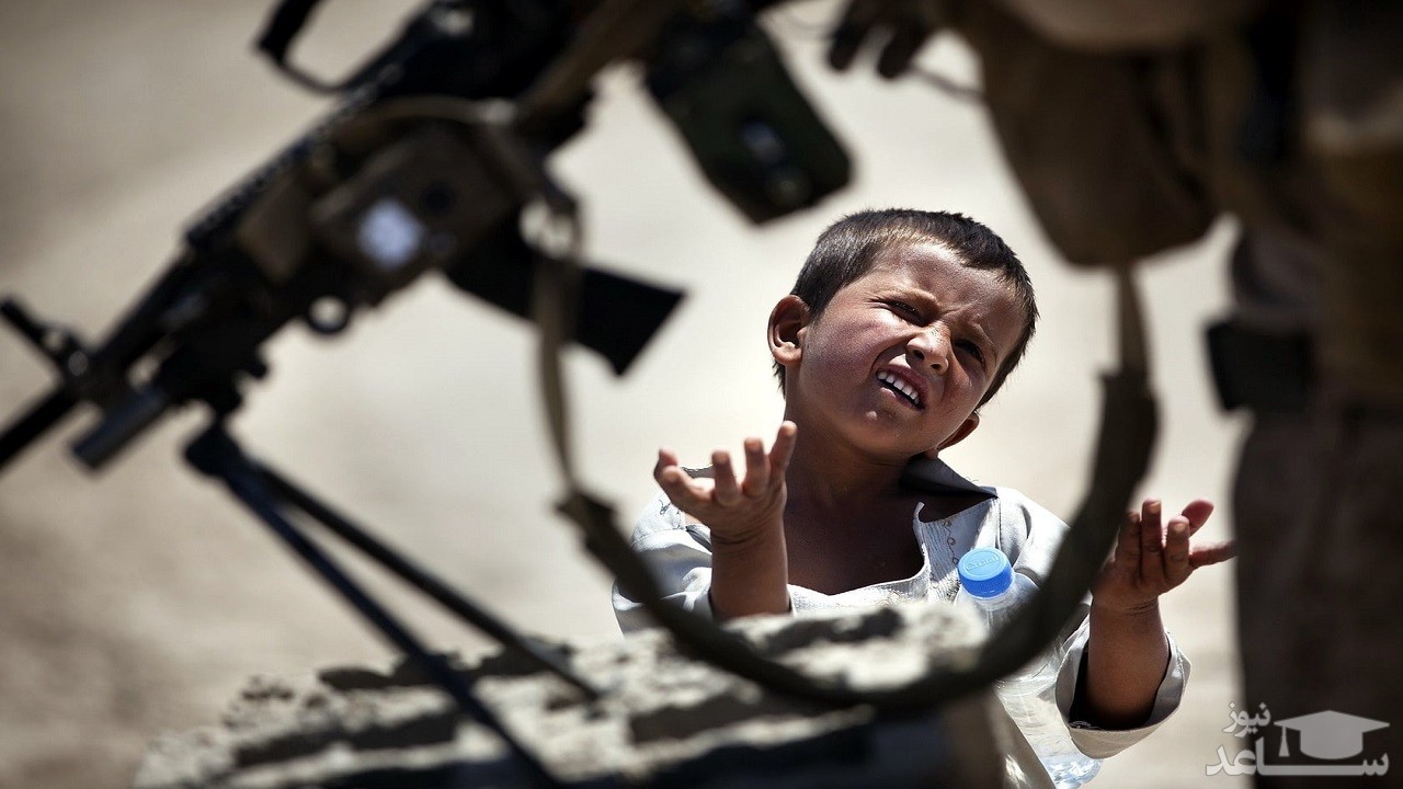 کودک افغانی در مقابل نظامیان