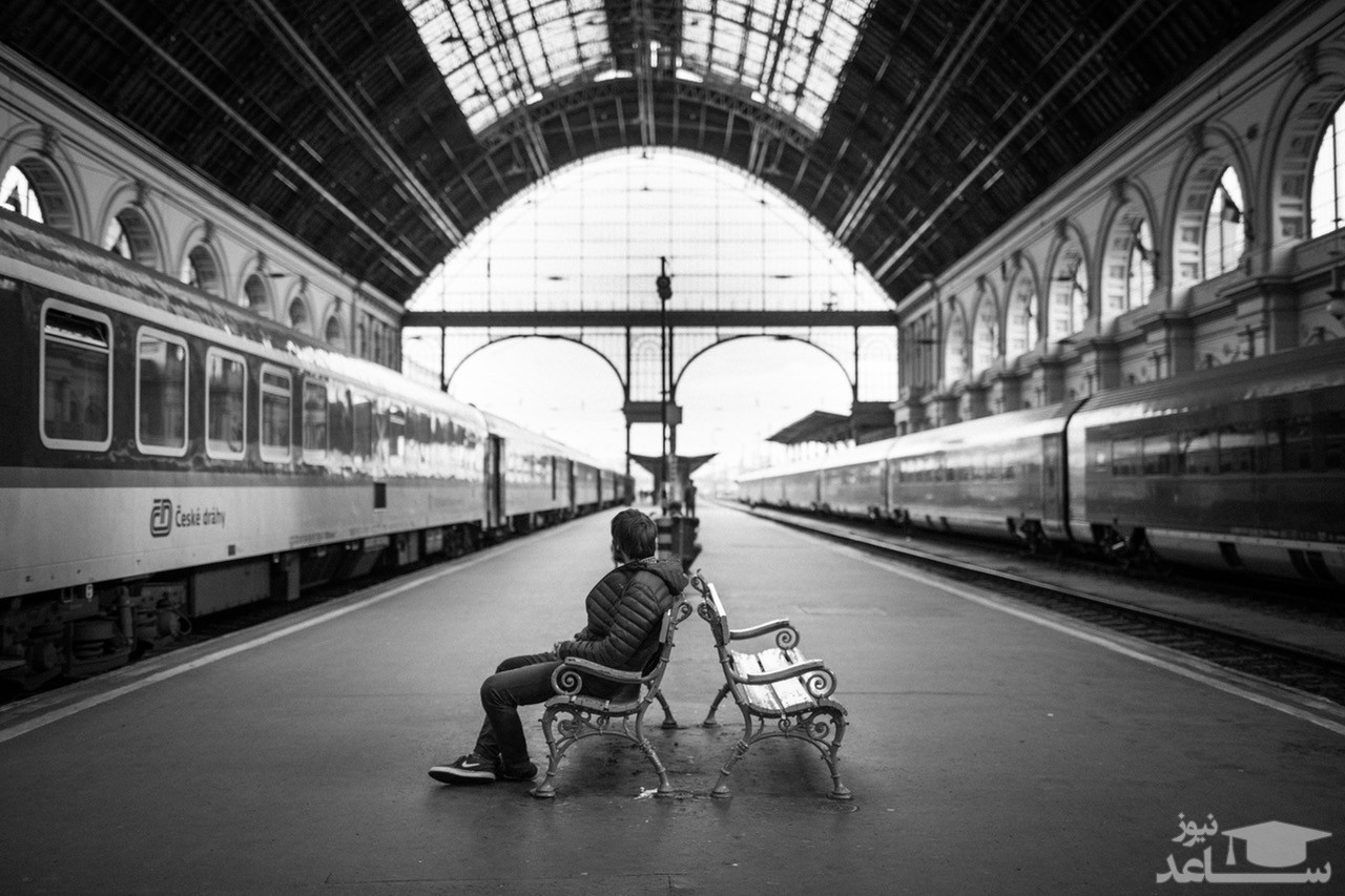 مرد نشسته در ایستگاه قطار