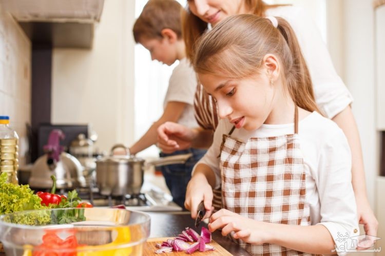 کودکان در حال آشپزی با مادر