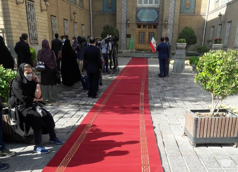 (عکس) مهمان ناخوانده روی فرش قرمز وزارت خارجه سوژه شد