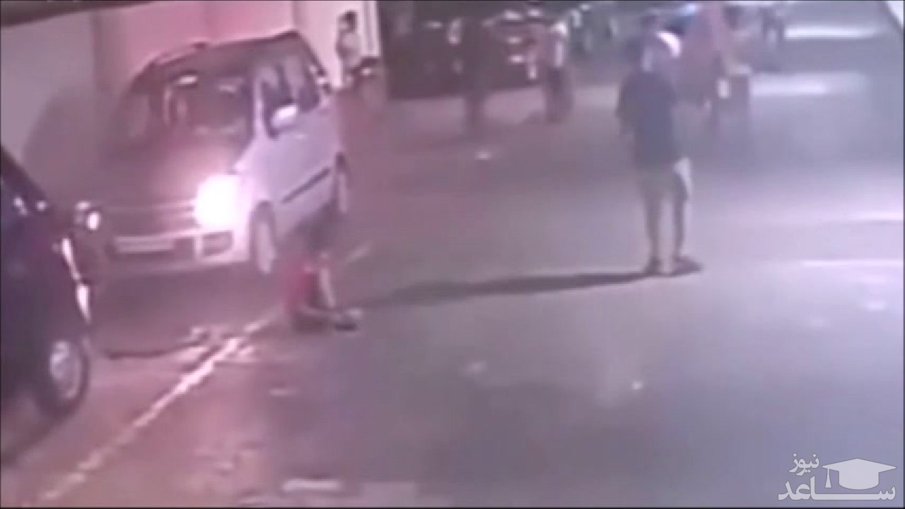 (فیلم) نجات معجزه آسای یک کودک از زیر خودرو