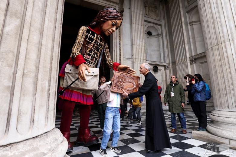 استقبال از "اَمَل" (عروسک 3 و نیم متری نماد دختران پناهجوی سوری) در کلیسای جامع "سنت پاول" در لندن/ رویترز