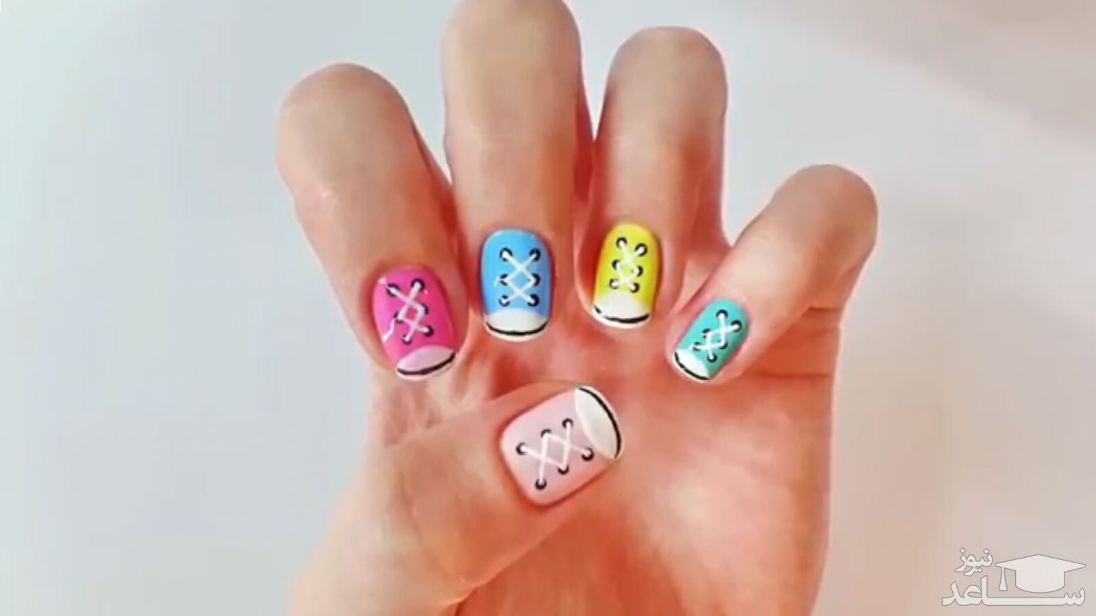 کلیپ آموزش طراحی کفش کتونی های رنگی روی ناخن