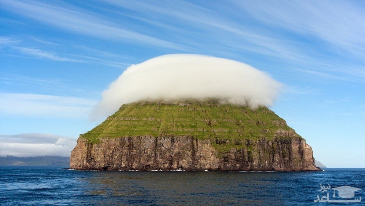 جزیره‌ای بدون سکنه که در محاصره ابرهای بی‌حرکت است