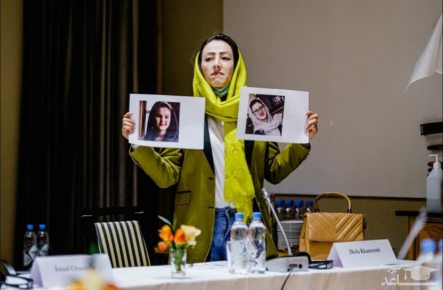 "هدا خاموش" فعال افغانستانی، در نشست نمایندگان ویژه بین‌المللی و طالبان در اسلو نروژ، عکس‌های فعالان حقوق زنان را که اخیرا در افغانستان بازداشت شده‌اند، در دست گرفته است./ EPA