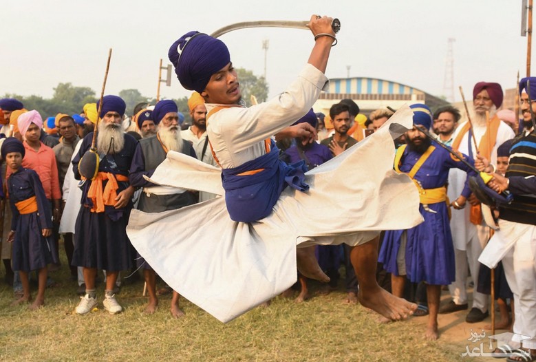 یک جنگجوی سیک هندی در حال اجرای مراسم در یک مراسم آیینی در آمریتسار هند/ آسوشیتدپرس