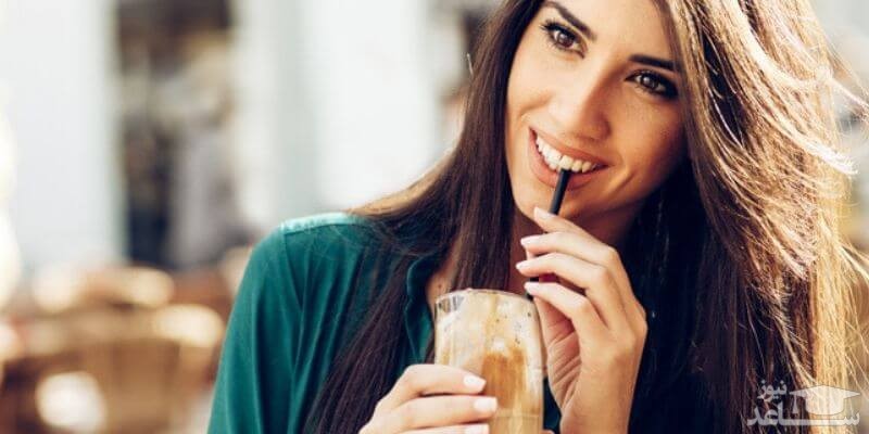 خانمی در حال نوشیدن با نی