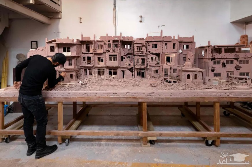 هنرمند سوری ساکن فرانسه در حال خلق یک اثر هنری از جنگ داخلی سوریه/ خبرگزاری فرانسه