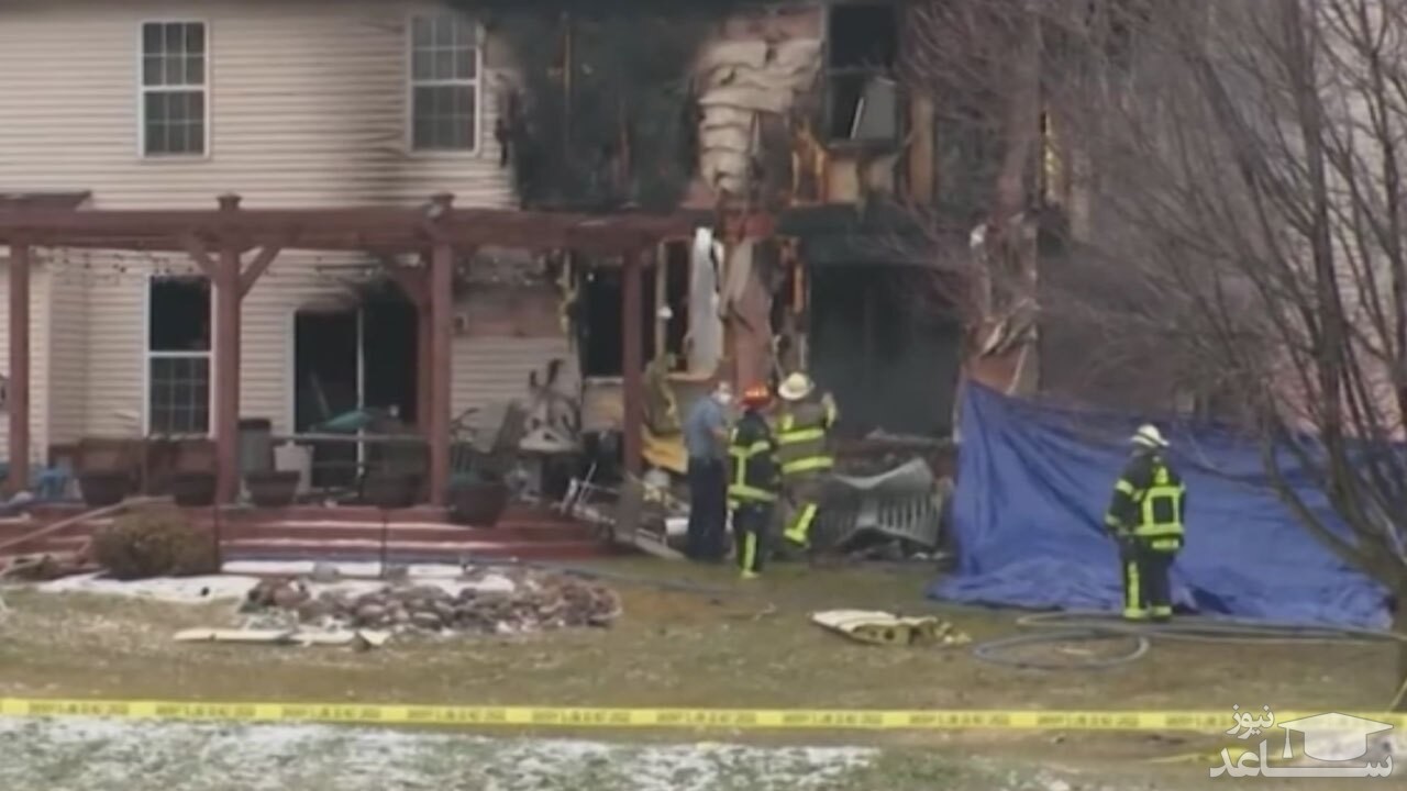 (فیلم) لحظه برخورد مرگبار هواپیما با یک منزل مسکونی
