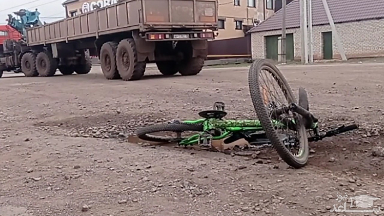 (فیلم) تصادف پسربچه در حال دوچرخه سواری با کامیون