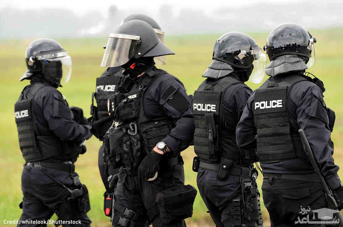 تصویر جنجالی از اقدام وحشتناک یک پلیس با پسر دو ساله