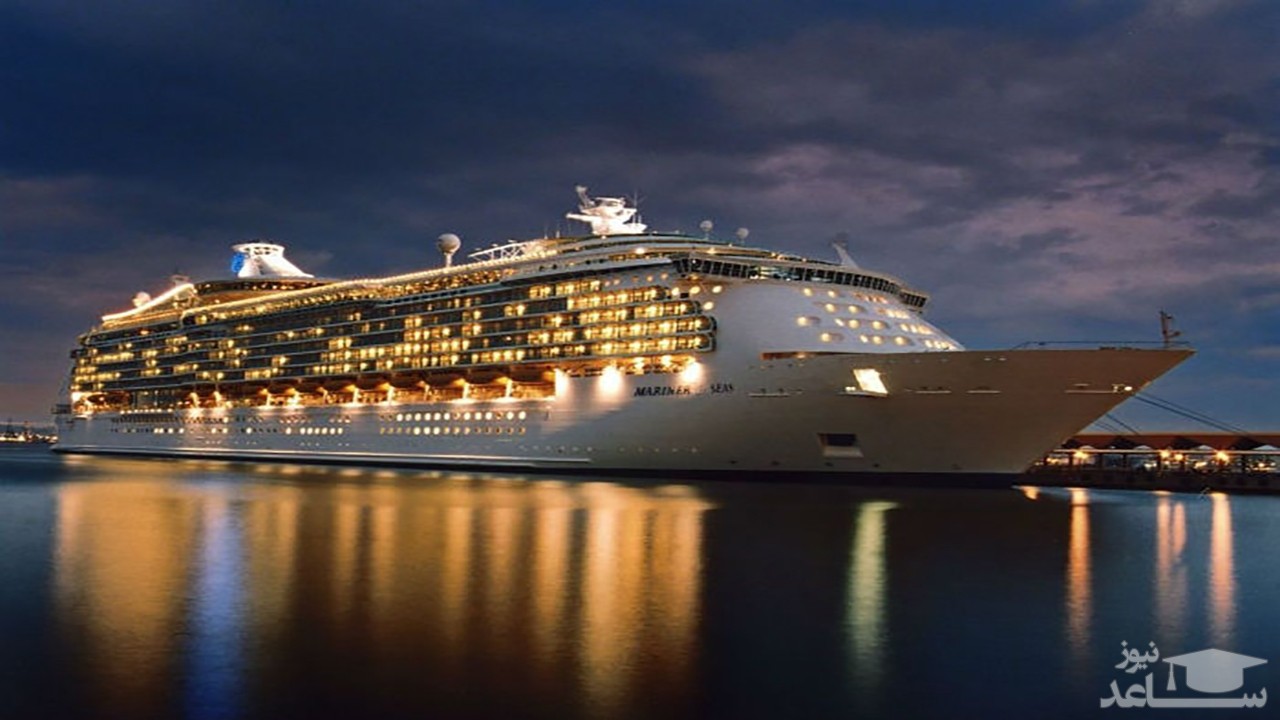 (فیلم) غفلتی که سبب پرت شدن یک فیلمبردار از داخل کشتی به بیرون شد