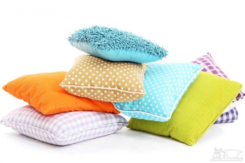 نحوه صحیح شستن بالش و روبالشی با دست و ماشین لباس شویی