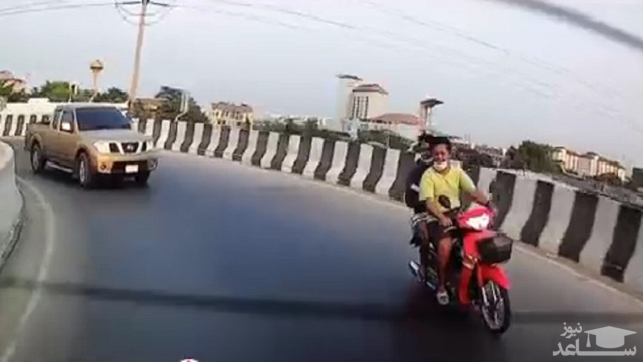 (فیلم) حادثه‌ای عجیب برای موتورسوار، روی پل بزرگراه