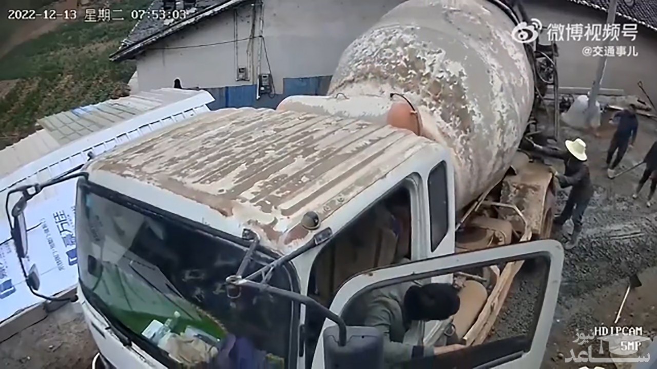 بیرون پریدن راننده قبل از واژگونی کامیون +فیلم