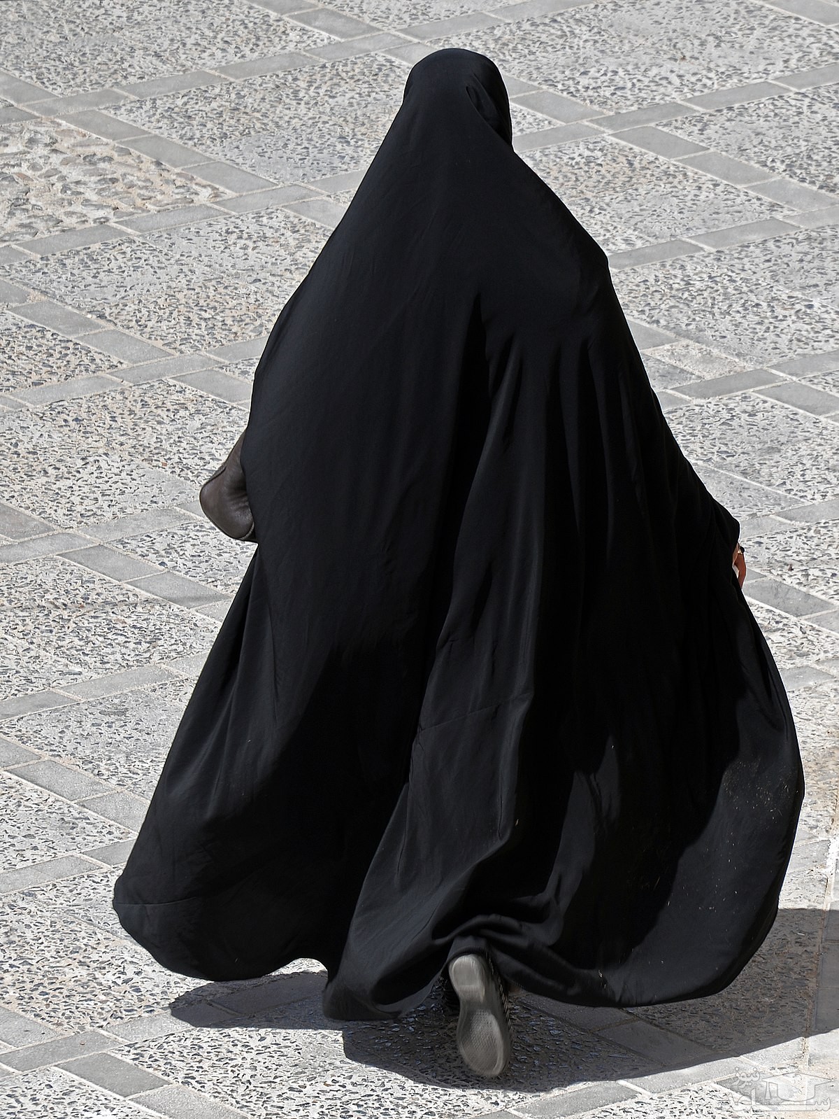 حکم ترساندن زنان چادری از راه رفتن در خیابان چیست؟