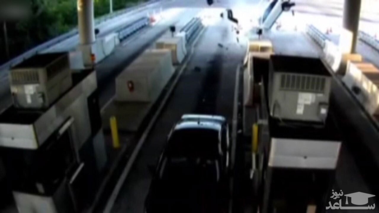 (فیلم) تصادف وحشتناک، راننده خودروی سواری را به پرواز درآورد! 