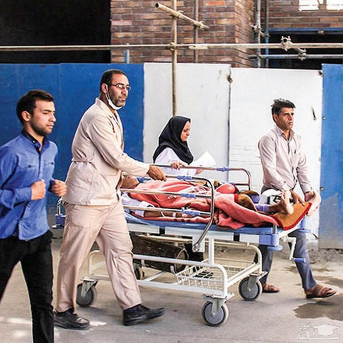 سلاخی بدنساز تهرانی جلوی در باشگاه