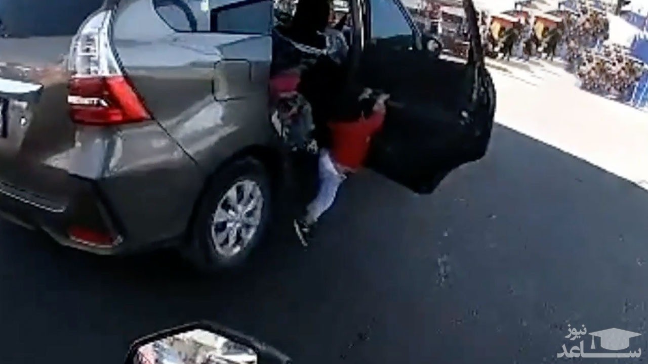 (فیلم) لحظه دلهره آور آویزان شدن یک بچه از درب ماشین در هنگام حرکت