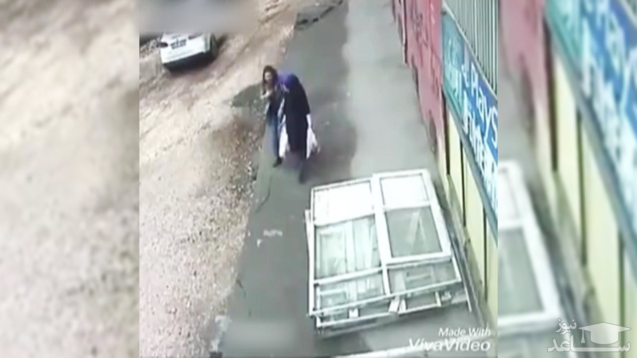 (فیلم) مرگ دردناک دو زن پس از فرو ریختن پیاده رو
