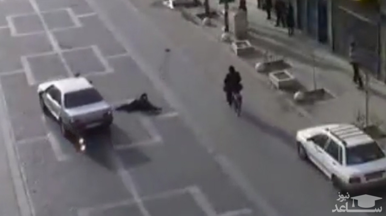 (فیلم) تصادف وحشتناک یک خودرو با عابر پیاده در خیابان قیام یزد
