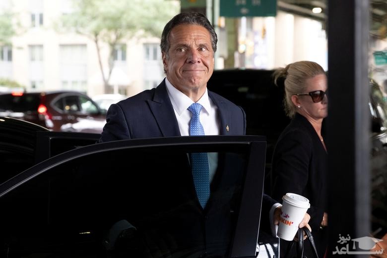 "آندرو کومو" فرماندار مستعفی ایالت نیویورک آمریکا پس از اعلام استعفا در حال عزیمت به هلی کوپتر برای ترک نیویورک است. او پس از افشای رسوایی آزار جنسی از سوی چند زن مجبور به استعفا شد./ رویترز