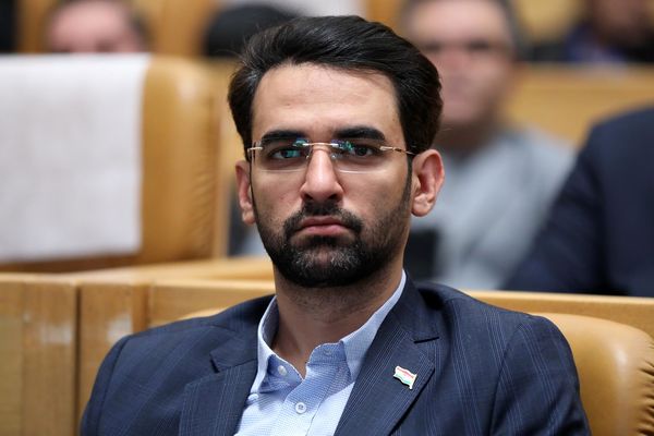 ۲۰۰ هزار پیامک از سوی مردم در یک روز برای آذری جهرمی ارسال شد!