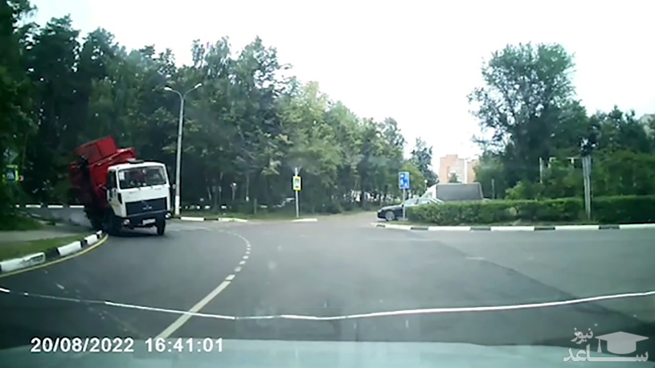 (فیلم) سرعت زیاد کامیون موجب واژگونی آن شد 