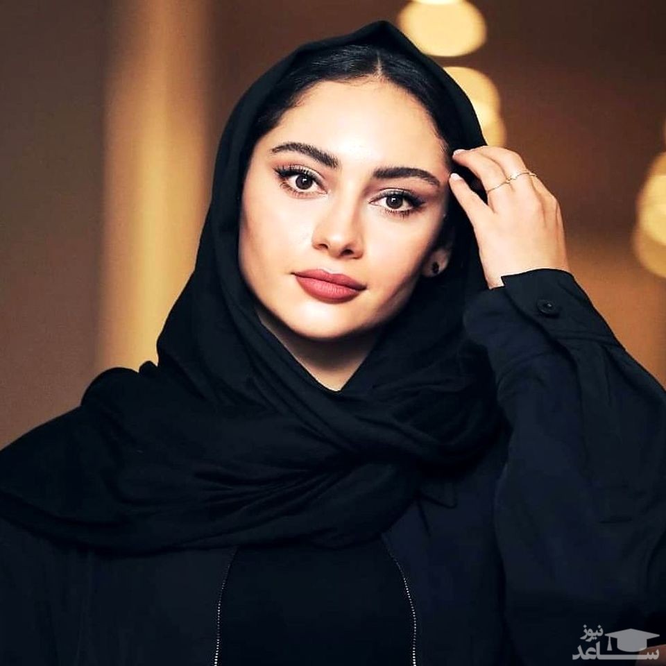 تیپ مشکی ترلان پروانه در خودروی شخصی اش