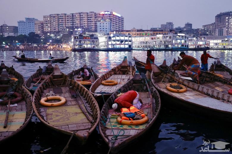 اقامه نماز عصر روی قایقی در شهر داکا بنگلادش/ رویترز