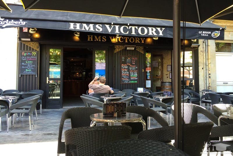 صرف میان وعده در تراس یک کافه جذاب