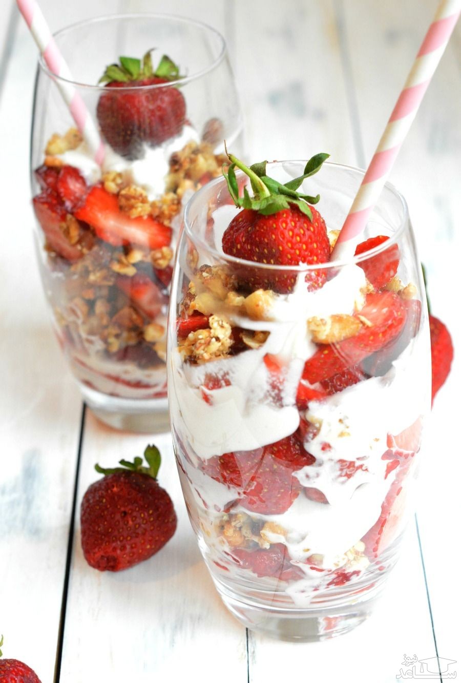 ترایفل گردو و توت فرنگی