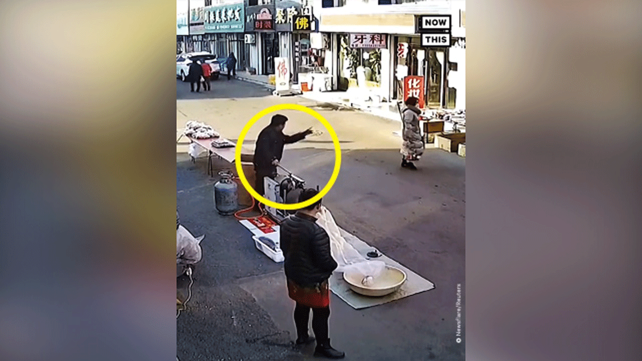 (فیلم) انفجار دستگاه پاپ کورن ساز یک فروشنده خیابانی