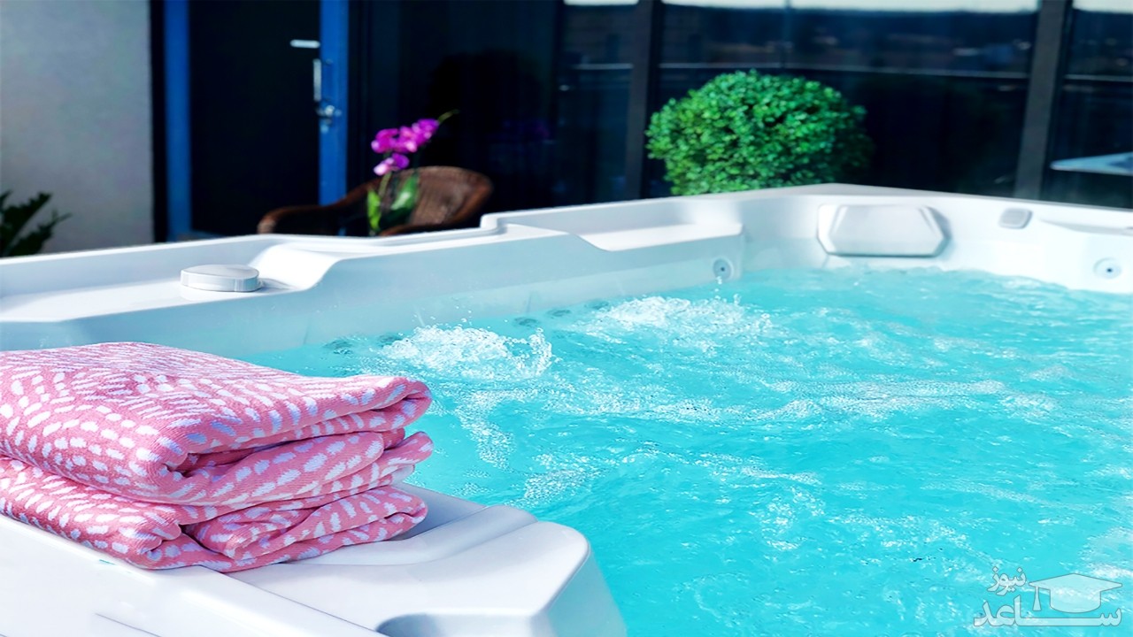 (فیلم) لحظه لو رفتن استادی که کلاس آنلاینش را در جکوزی برگزار کرده بود