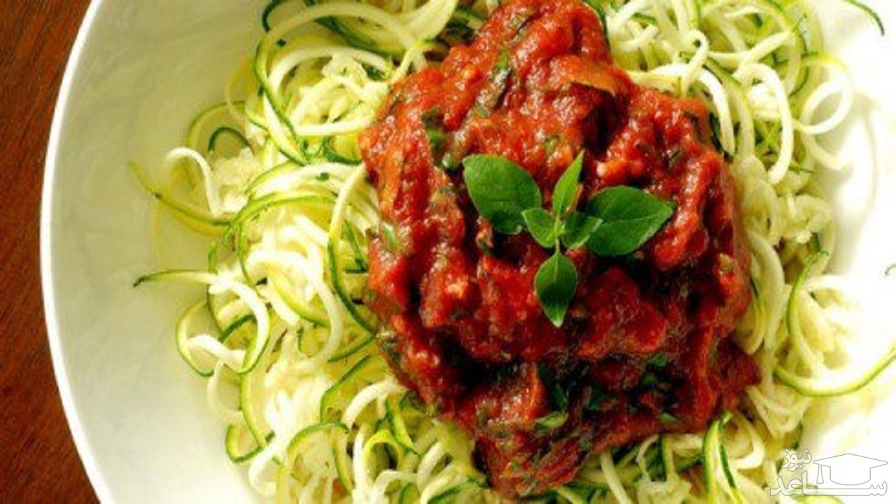روش تهیه اسپـاگتی سیر و گوجه فرنگی