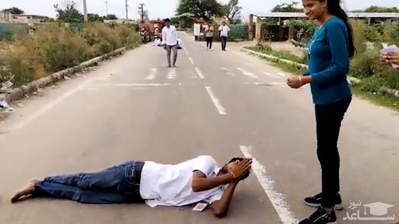 (فیلم) التماس کاندیدای انتخاباتی برای جمع آوری رای