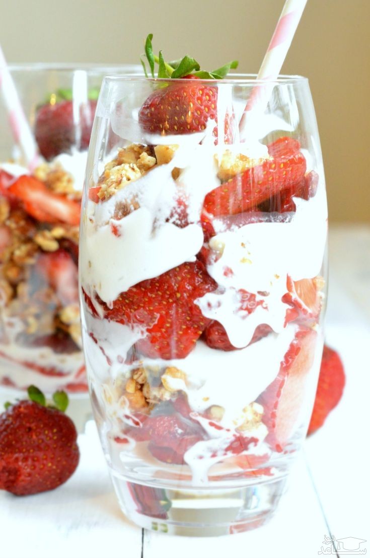 ترایفل گردو و توت فرنگی