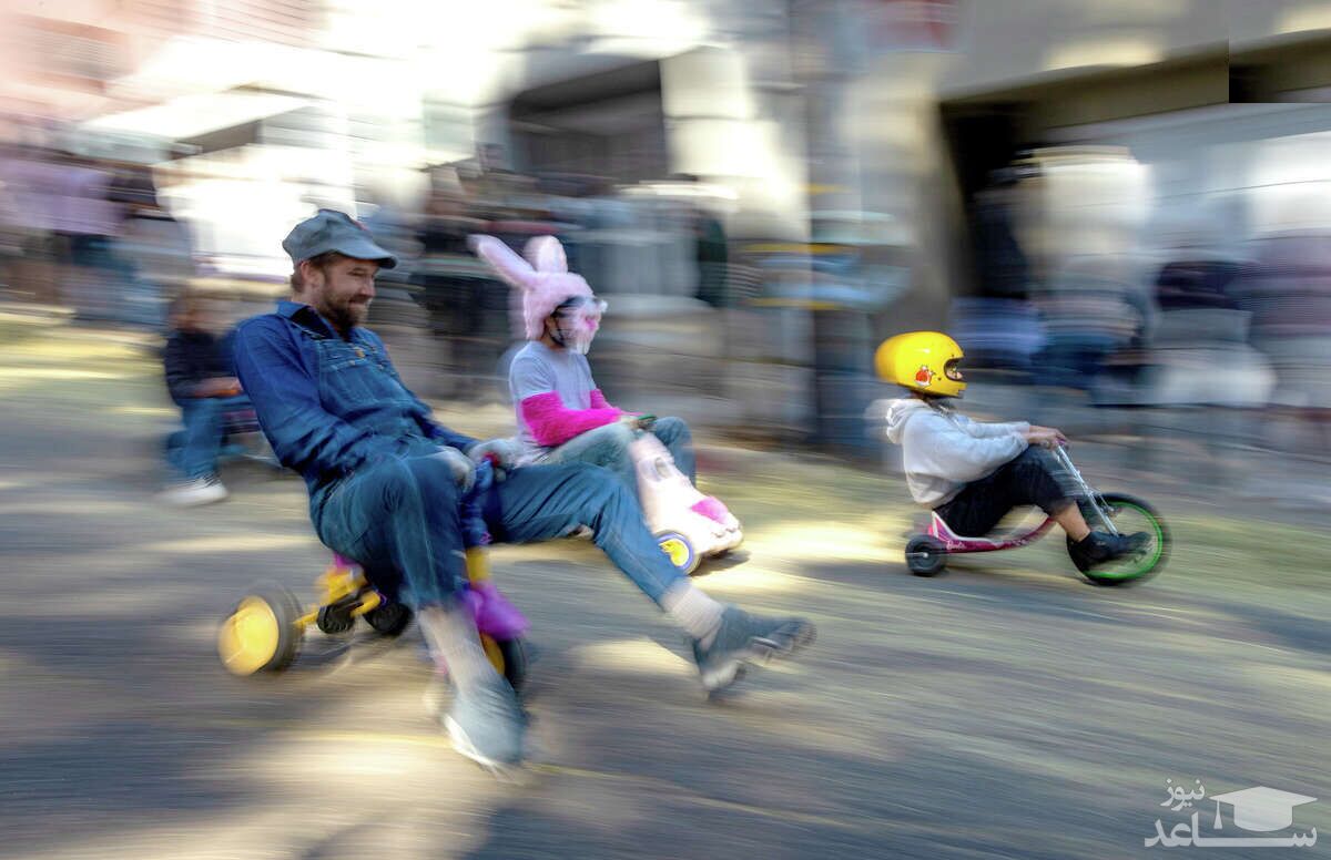 (تصاویر) مسابقه با سه چرخه‌های کودکان توسط بزرگسالان!