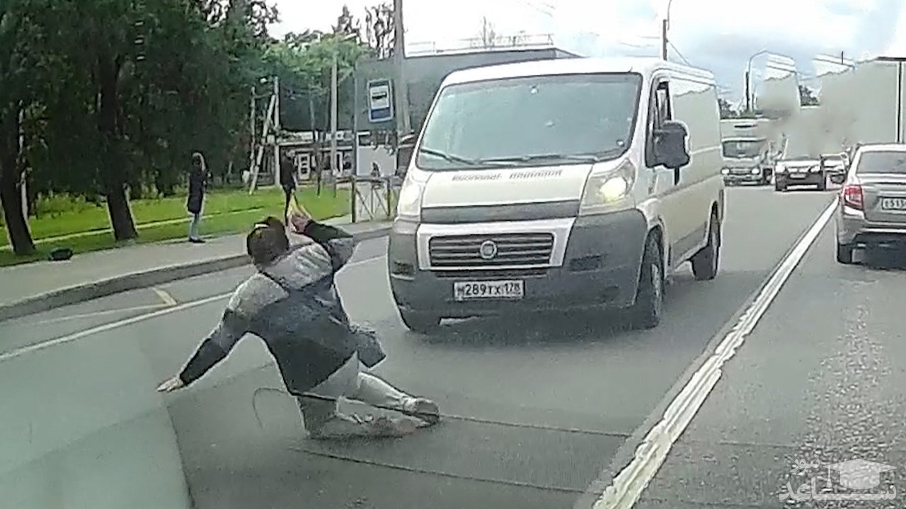 (فیلم) عاقبت بی توجهی زن روس هنگام عبور از عرض خیابان