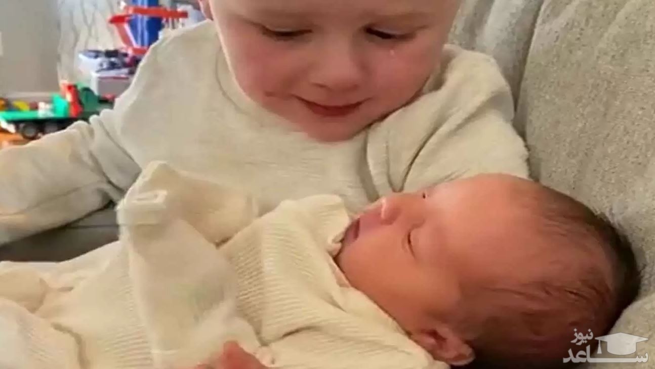 (فیلم) اشک‌های پراحساس یک پسربچه بعد از به آغوش کشیدن خواهرش