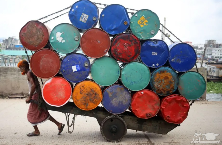 حمل بشکه های نفت در شهر داکا بنگلادش