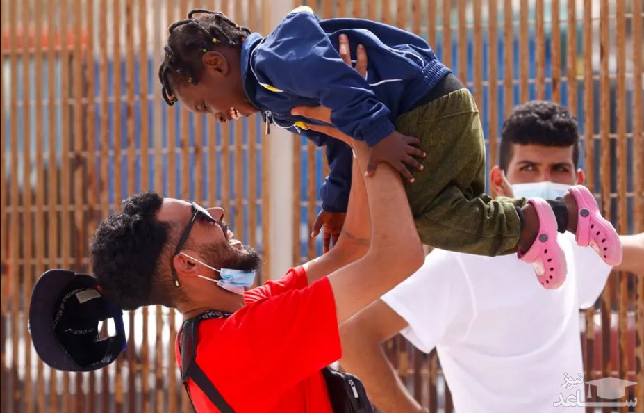 انتظار پناهجویان برای انجام شدن کارهای پذیرش در جزیره جامپِدوسا ایتالیا