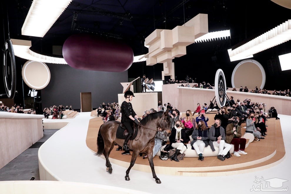 یک مانکن سوار بر اسب در یک شو لباس در شهر پاریس/ آسوشیتدپرس