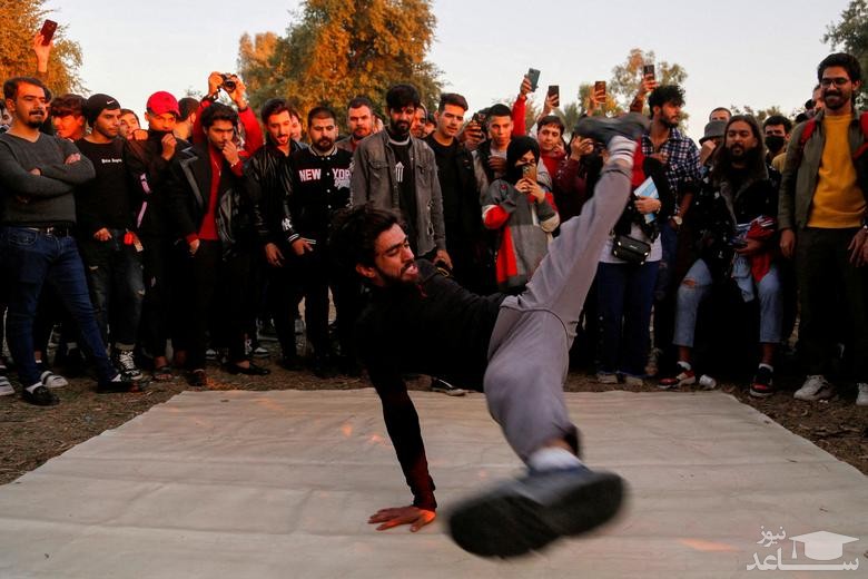 رقص جوان عراقی در جریان یک کارناوال خیابانی در شهر بغداد/ رویترز