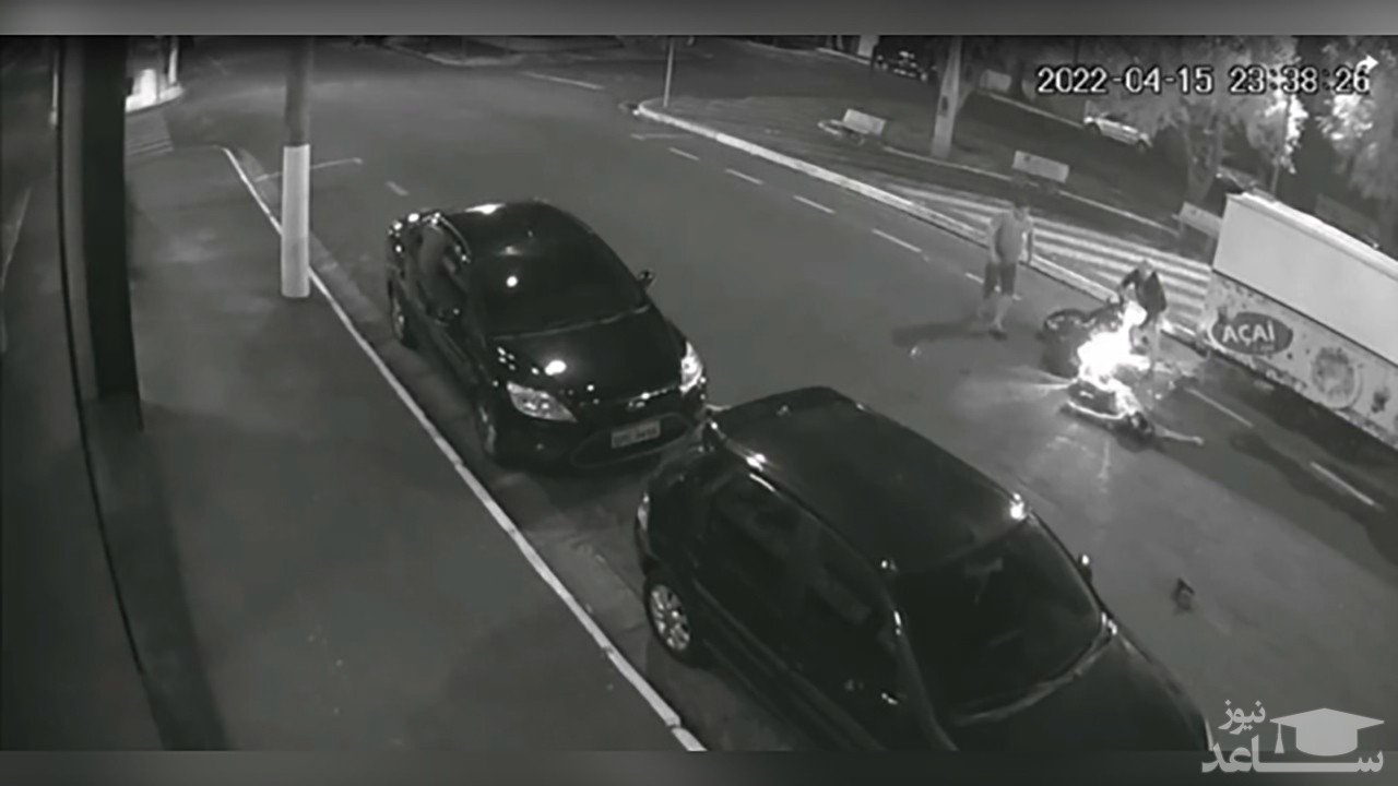 (فیلم) برخورد موتورسوار با کامیون پارک شده