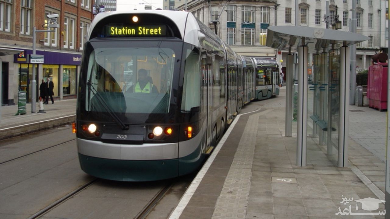 (فیلم) لحظه فوت دختری جوان در زیر چرخ‌های تراموا