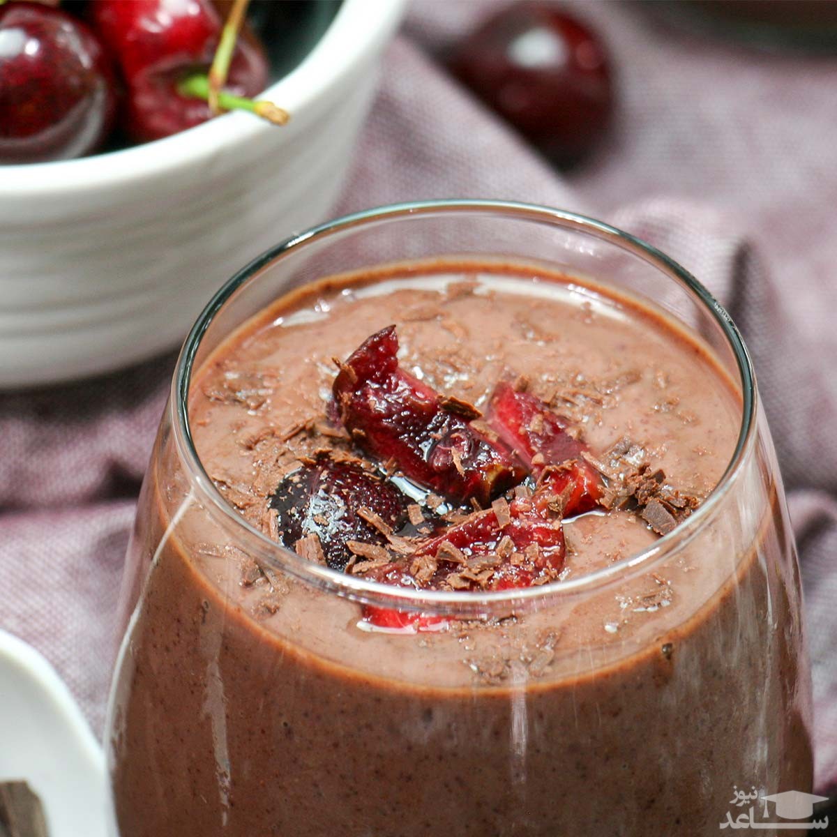 اسموتی با شکلات و آلبالو